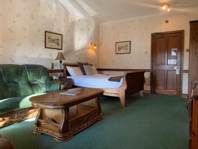St Mary'S Hotel Golf & Country Club Pencoed Екстериор снимка